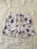 Weiße Nylonshorts mit Kokospalmenmotiv.